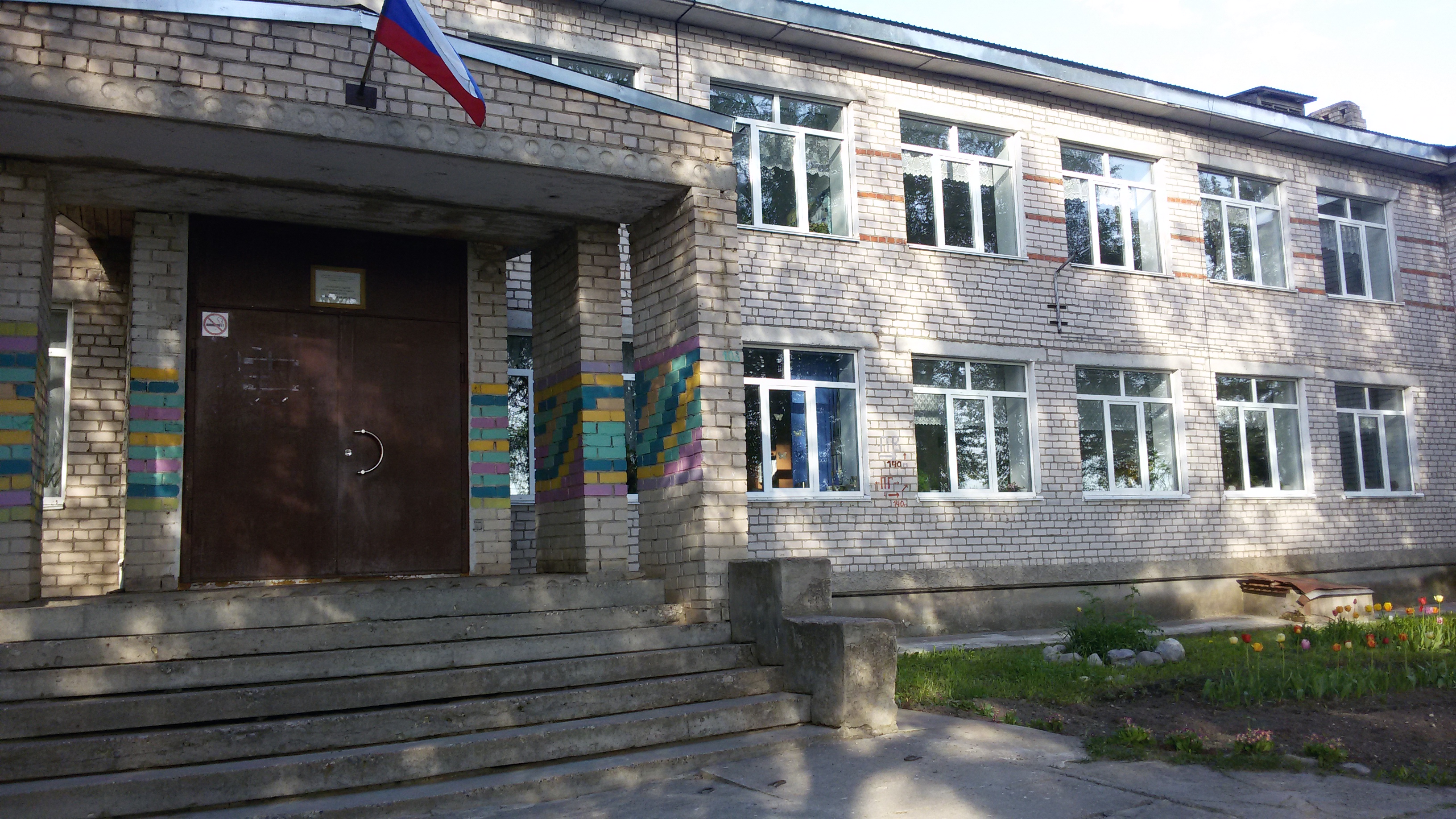 Здание школы и интерната, д. Никола, ул. Корелякова, д. 103 Здание школы и интерната, д. Никола, ул. Корелякова, д. 103
